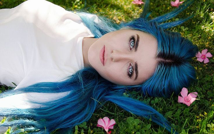 Blue haired suicide girl The royal treatment zelda