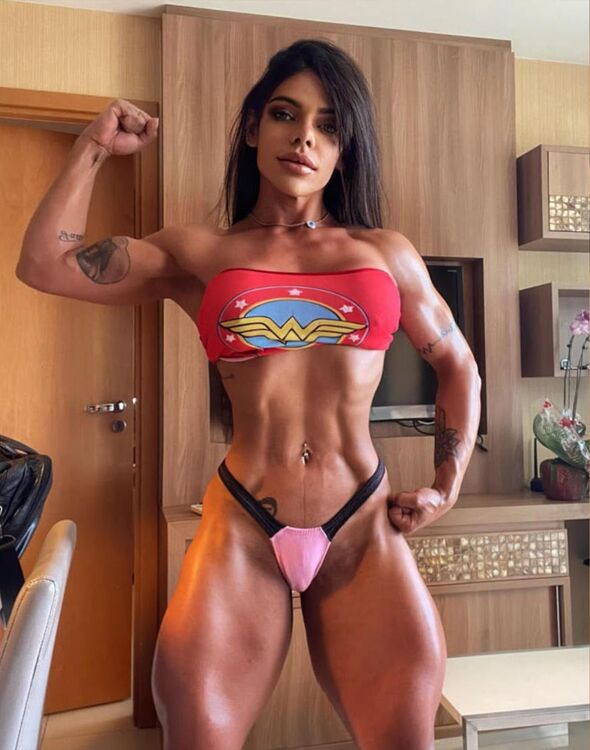 Busty body builder Cuming in her face