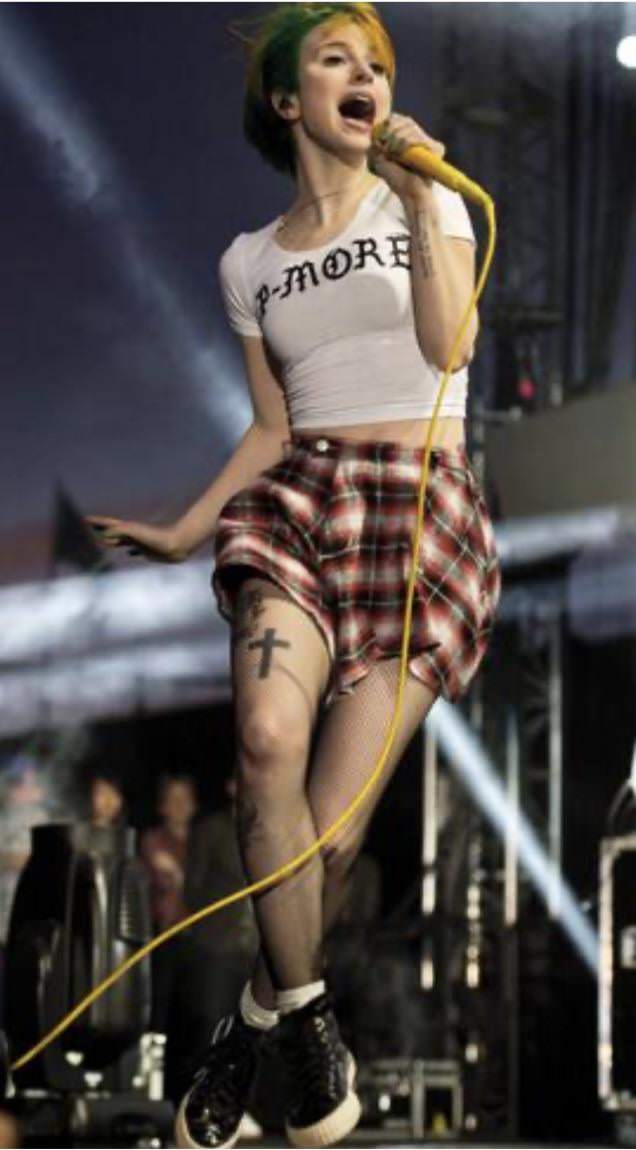 Hayley williams breasts Bare bottom spanking drawings